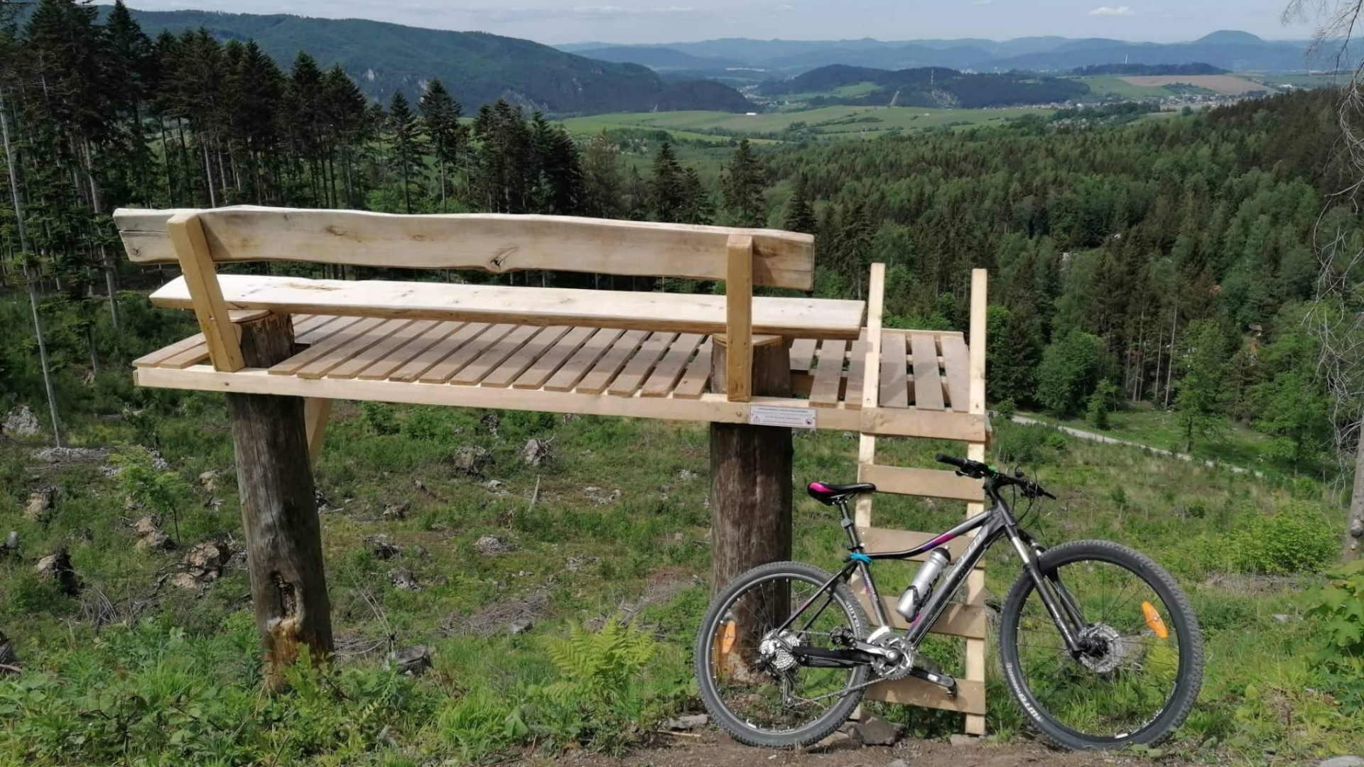 Na snímke je zachytená Vyhliadková putovná lavička na jej pôvodnom mieste