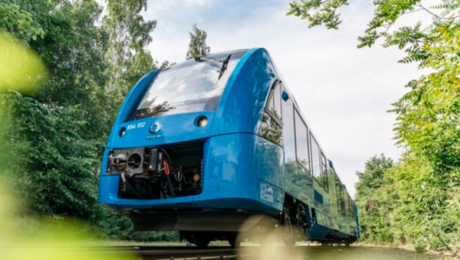 Na snímke je zachytený modrý Vodíkový vlak Coradia iLint