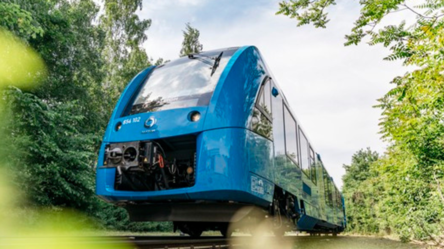 Na snímke je zachytený modrý Vodíkový vlak Coradia iLint