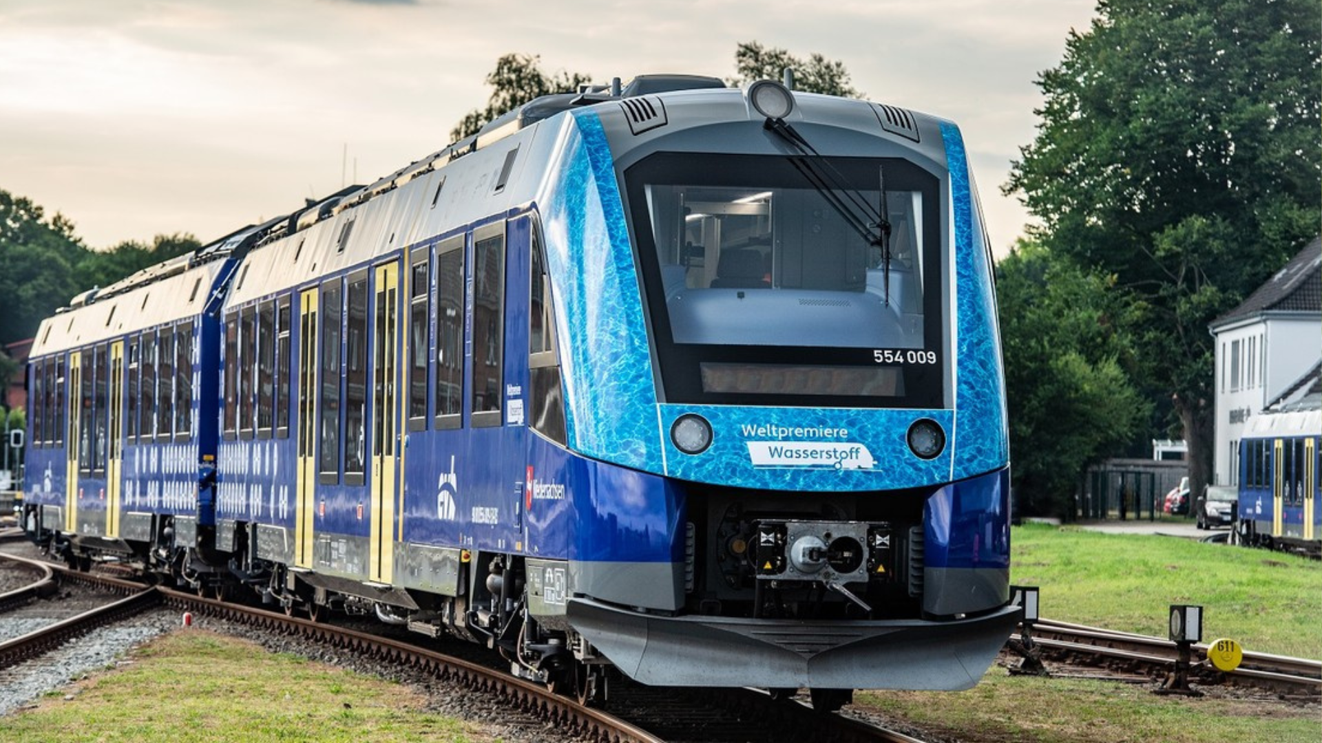 Na snímke je zachytený modrý Vodíkový vlak Coradia iLint