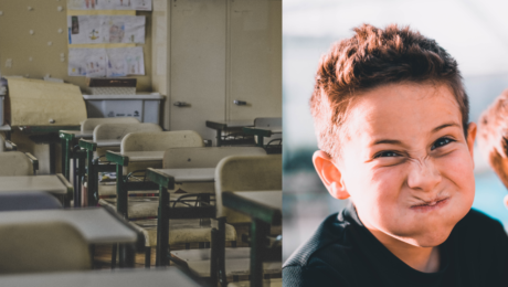 Na snímke je prázdna školská trieda a malý chlapec