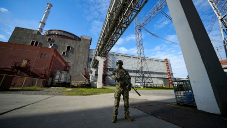 Ruský vojak stráži areál Záporožskej jadrovej elektrárne na území pod ruskou vojenskou kontrolou na juhovýchode