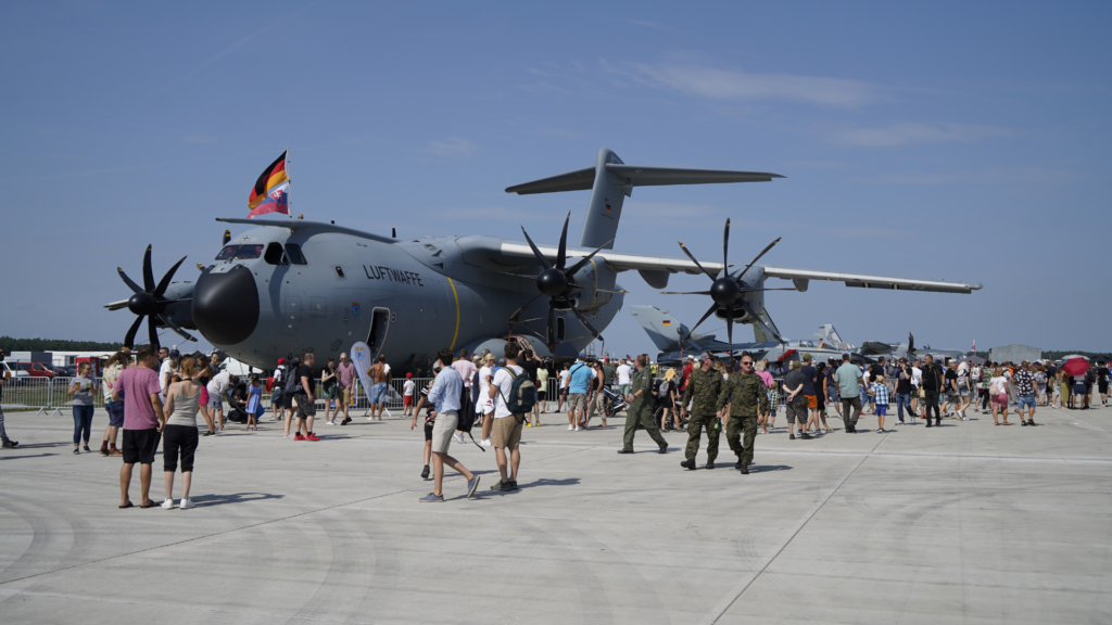 Ľudia okolo lietadla