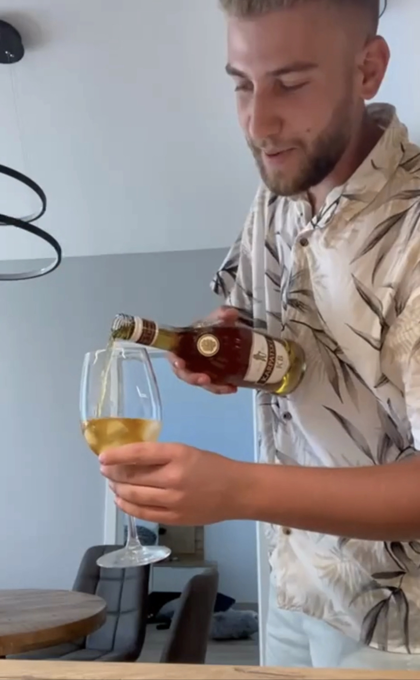 EEC0FCD2-8F91-44EC-882A-62487062ADC7