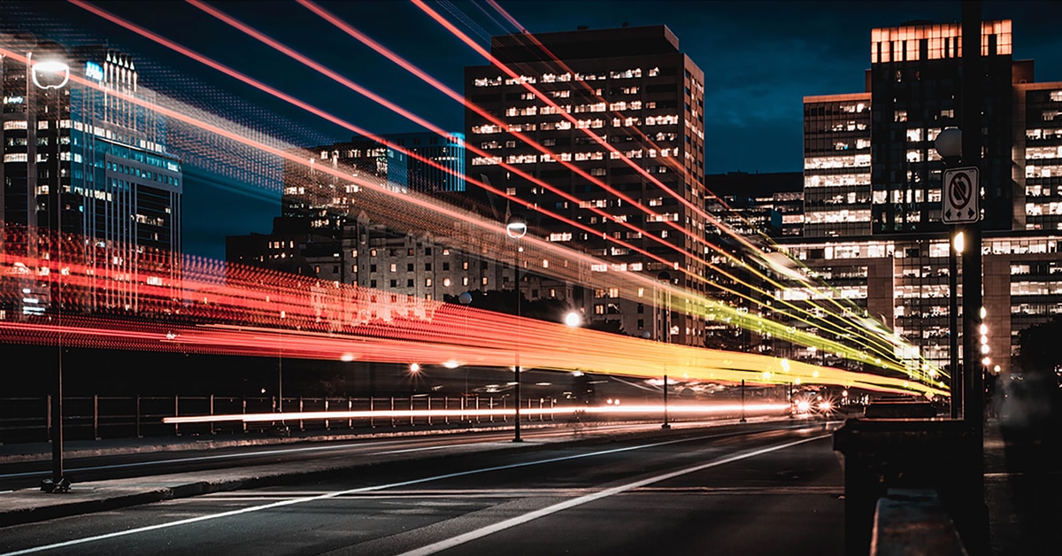 Na snímke mesto v noci.