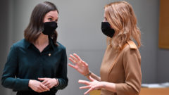 premiérka Sanna Marinová (vľavo) a estónska premiérka Kaja Kallasová počas okrúhleho stola na summite EÚ a krajín Východného partnerstva.