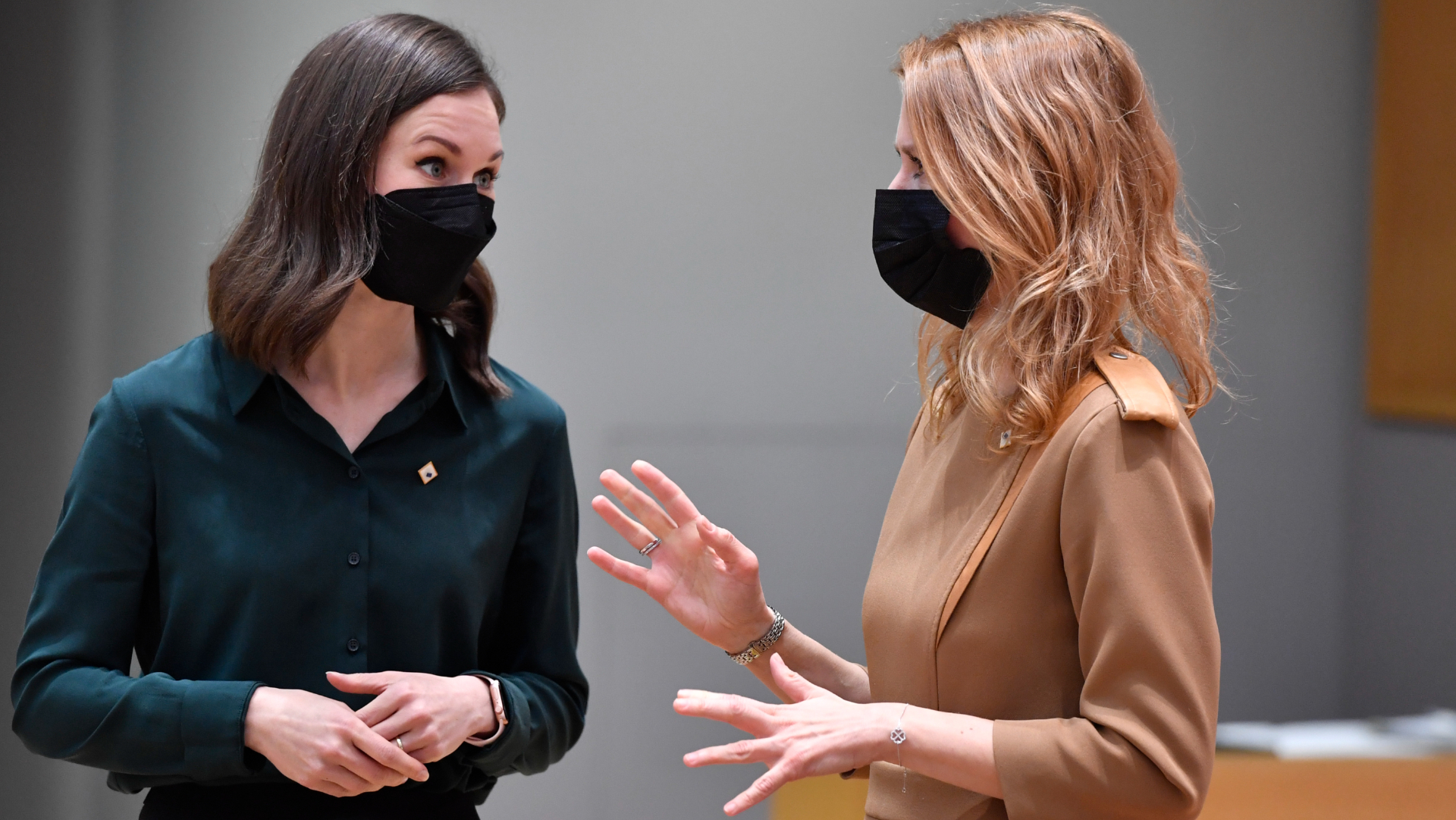 premiérka Sanna Marinová (vľavo) a estónska premiérka Kaja Kallasová počas okrúhleho stola na summite EÚ a krajín Východného partnerstva.