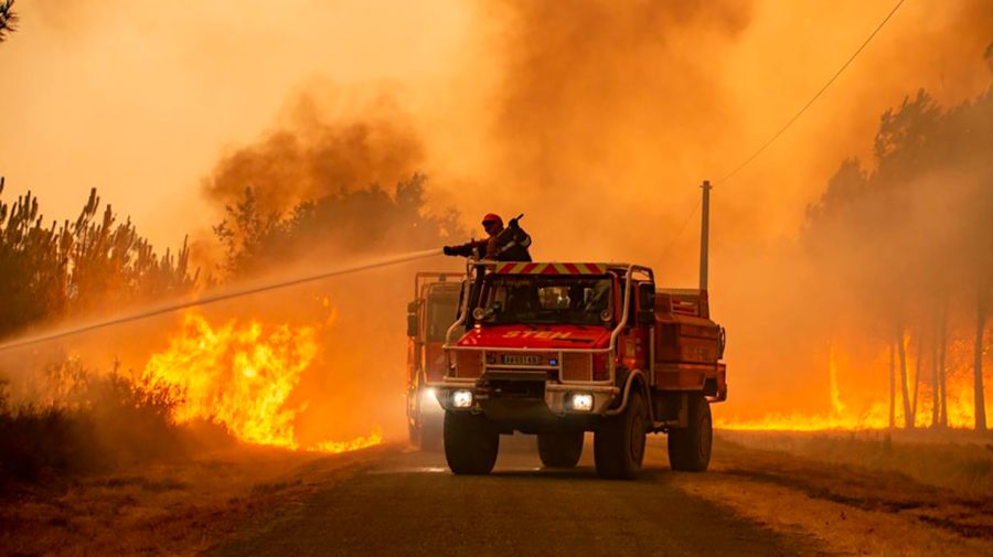Na snímke je hasičské auto, ktoré hasí požiar.