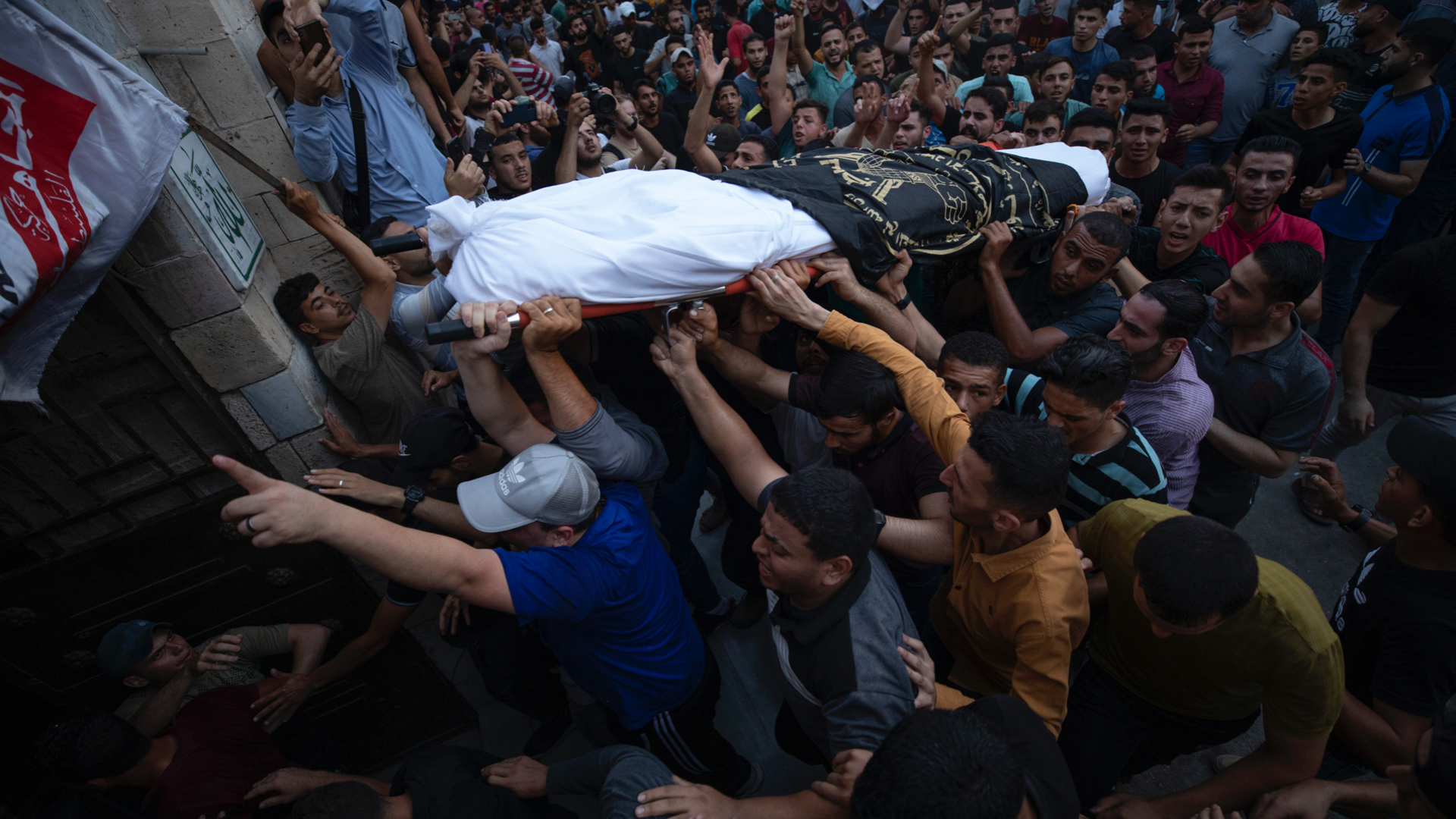 Ľudia nesú telá obetí  izraelského leteckého útoku v pásme Gazy