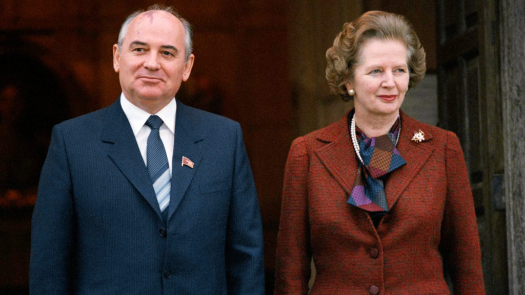 Michail Gorbačov a Margaret Thatcherová pózujú fotografom