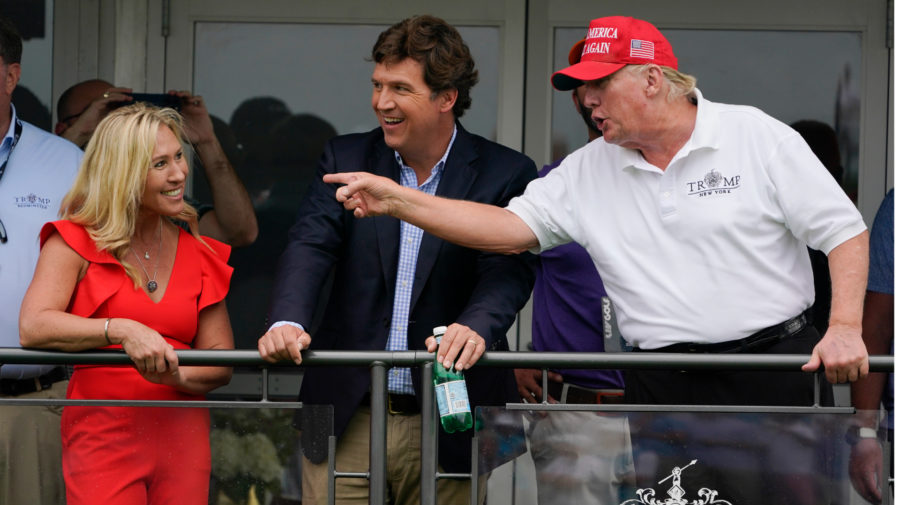 Kontroverzná kongresmanMarjorie Taylor Greeneová, moderátor Fox News Tucker Carlson a bývalý prezident Donald Trump sledujú golf