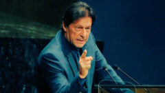 Imran chán niečo vysvetľuje a pritom ukazuje prstom