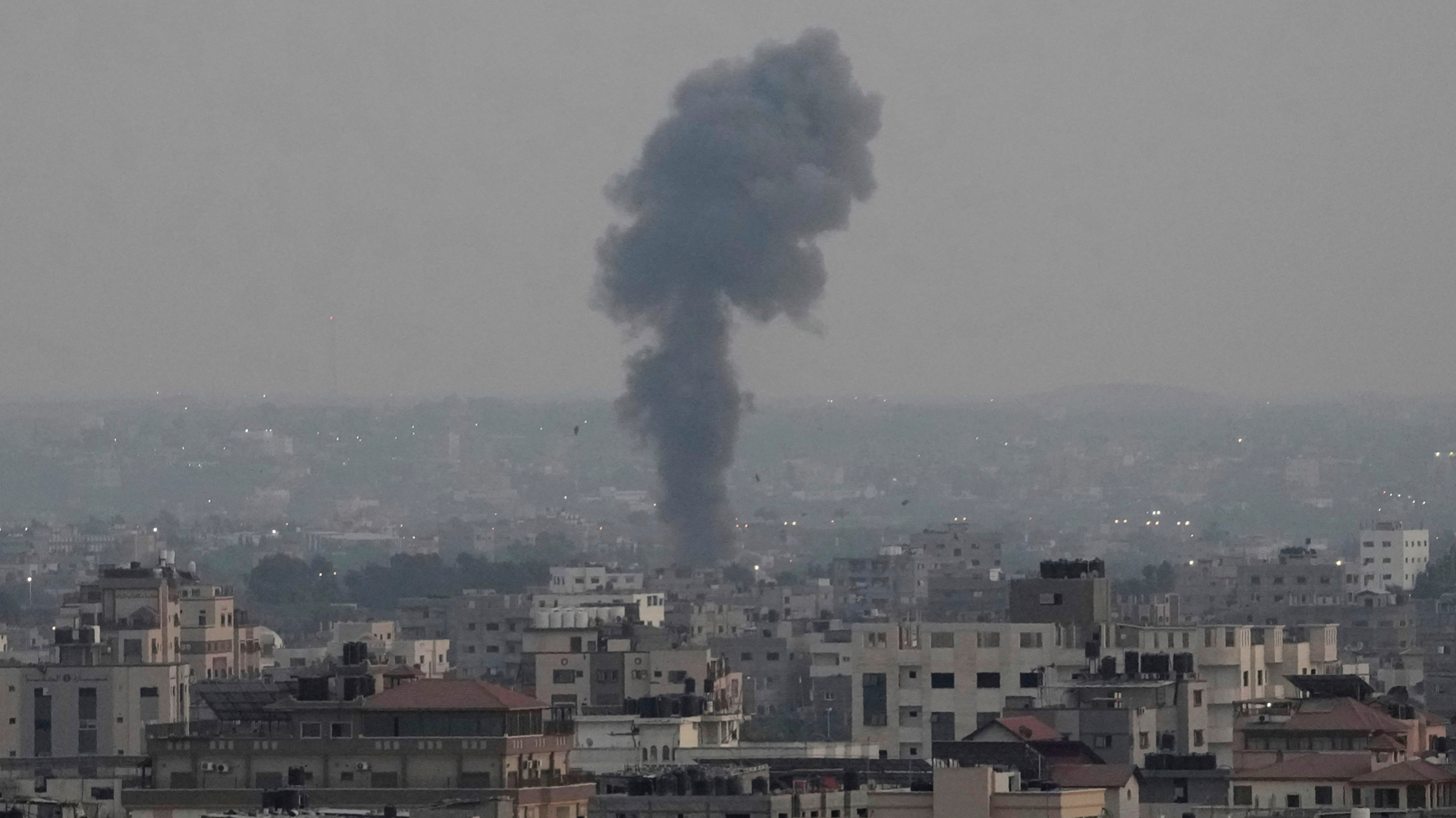 Dym stúpa po izraelskom leteckom útoku v pásme Gazy