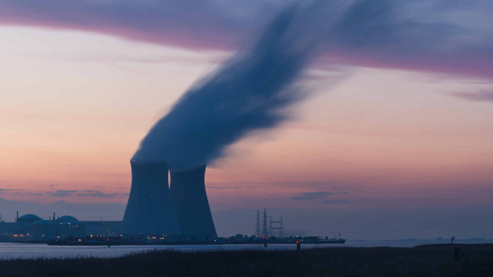 jadrová elektráreň pri západe slnka