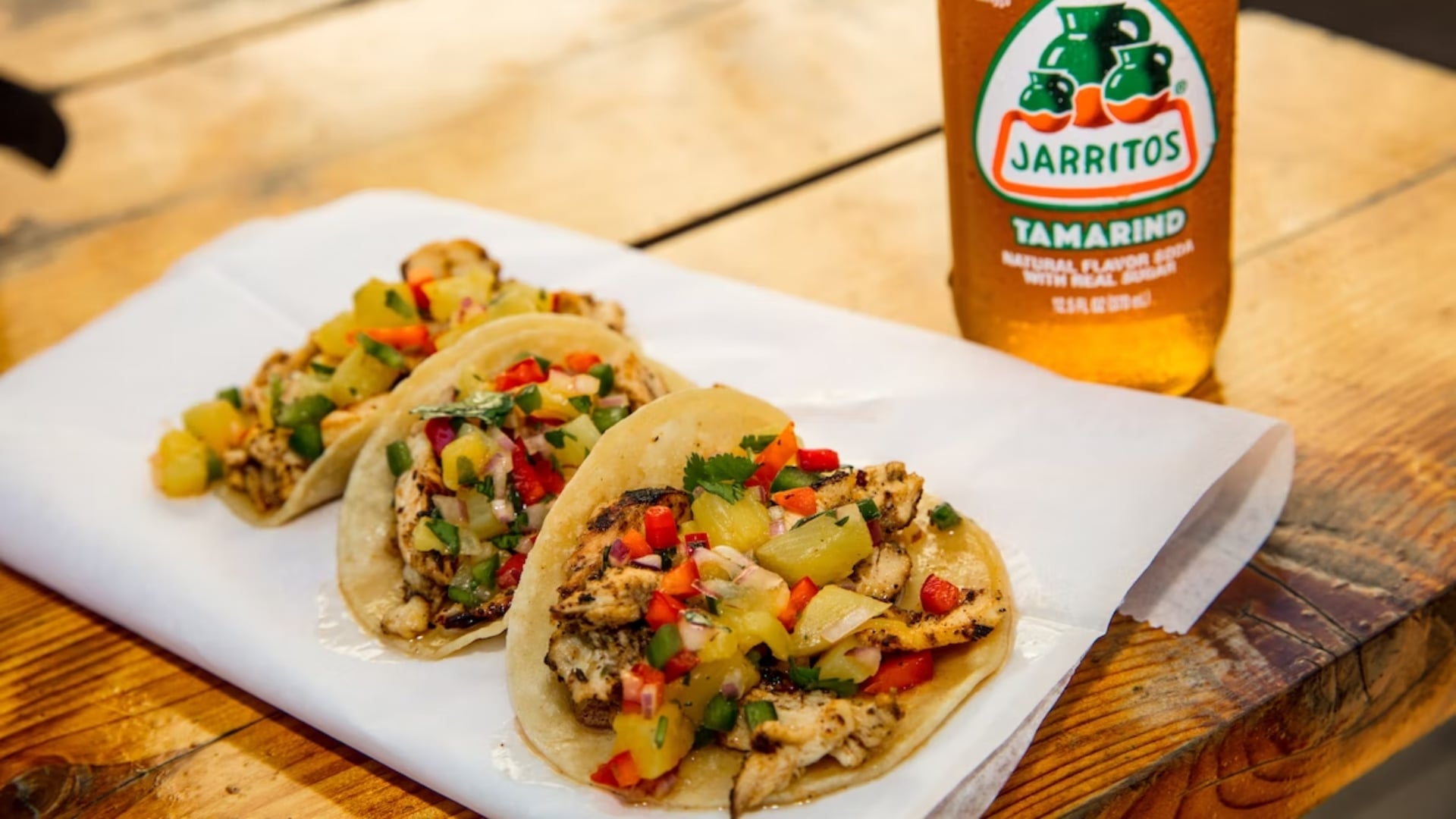 Na snímke je tacos a Jarritos Mexican Soda.