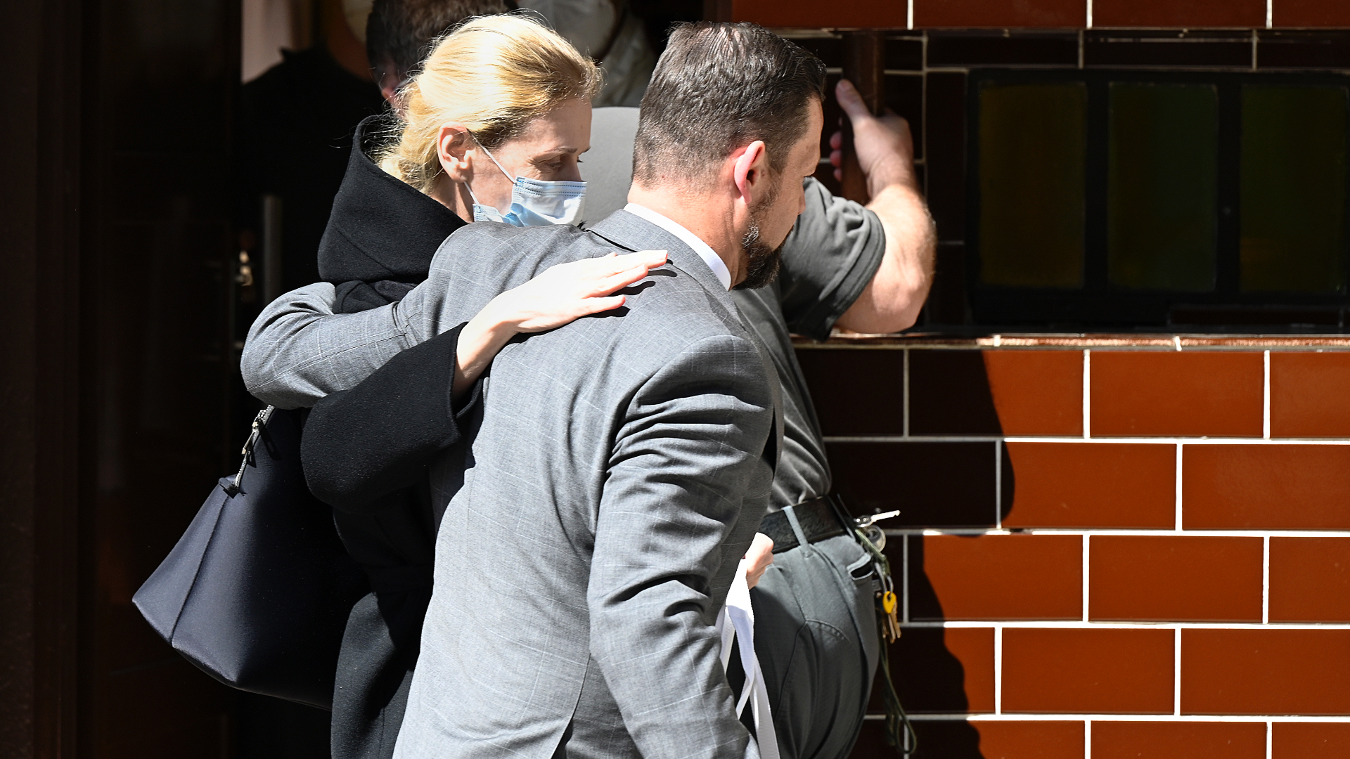 Monika Jankovská a jej advokát odchádzajú zo súdu