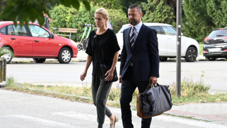 Monika Jankovská kráča na pojednávanie