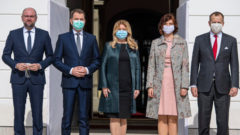 Slovenská koaličná vláda sa fotí na začiatku svojho funkčného obdobia s prezidentkou Čaputovou