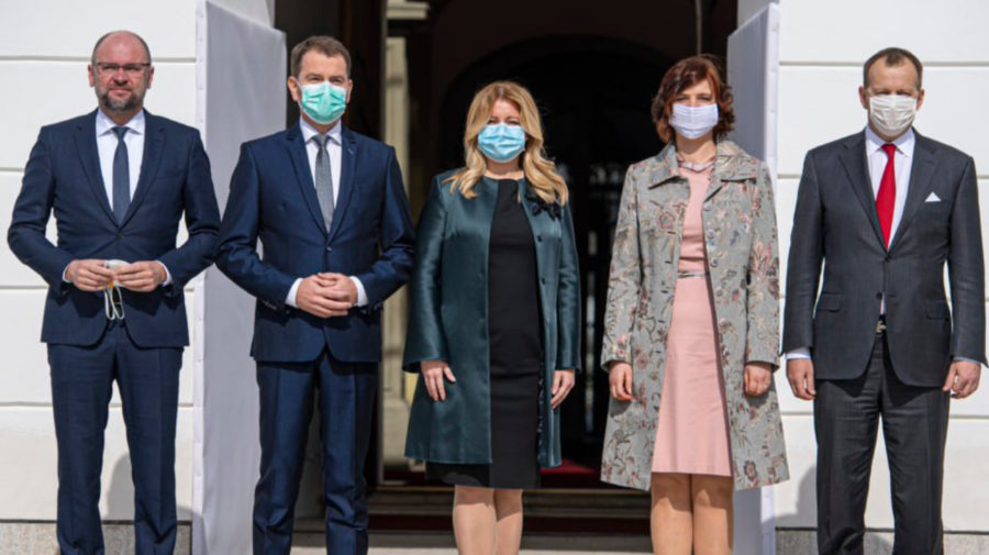 Slovenská koaličná vláda sa fotí na začiatku svojho funkčného obdobia s prezidentkou Čaputovou