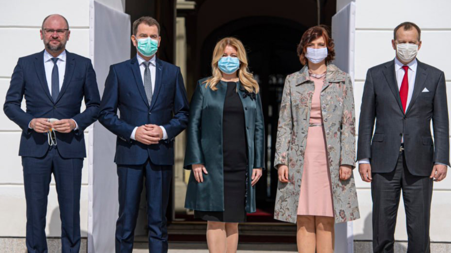 Slovenská koaličná vláda sa fotí na začiatku svojho funkčného obdobia s prezidentkou Čaputovou