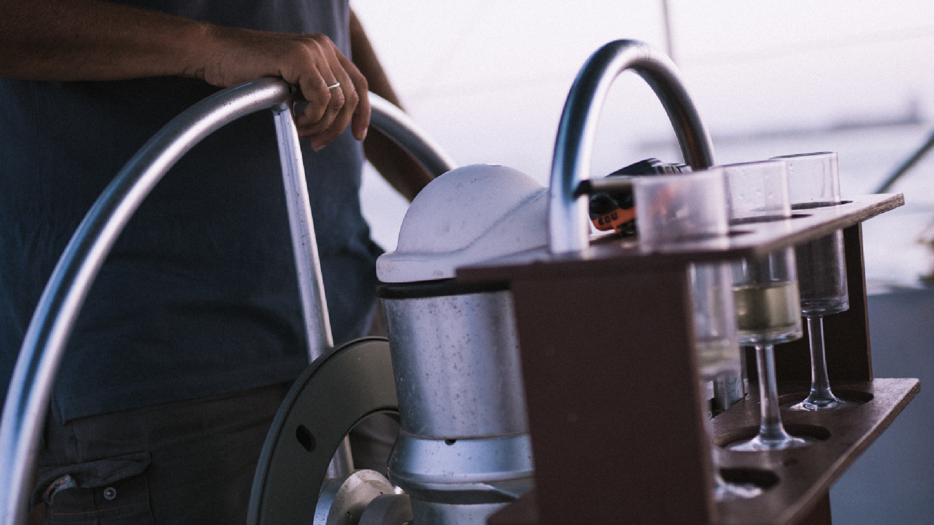 muž držiaci v rukách kormidlo lode