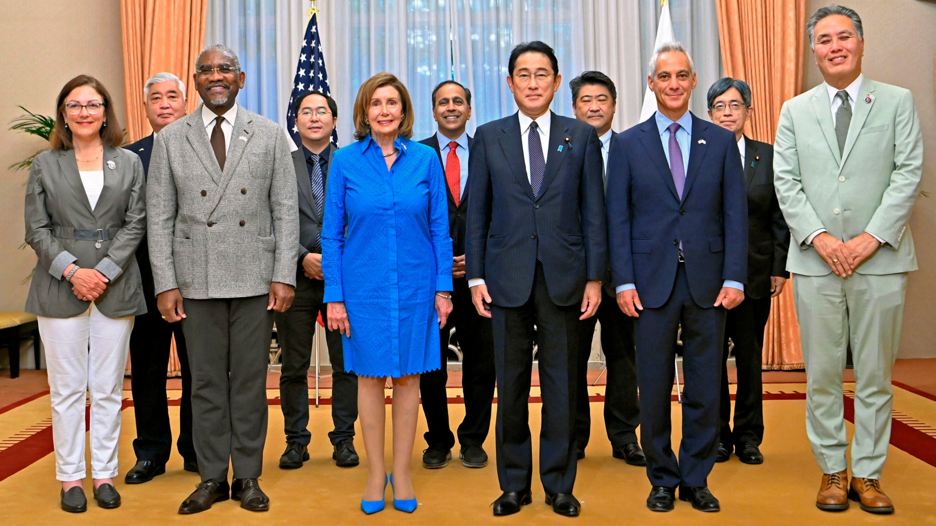Predsedníčka americkej Snemovne reprezentantov Nancy Pelosiová (vpredu vľavo) a japonský premiér Fumio Kišida (uprostred vpravo) pózujú pred stretnutím v Tokiu