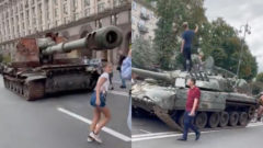 Zničené a zajaté tanky na ulici v Kyjeve si obzerajú bežní Ukrajinci, civilisti