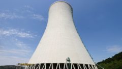 Na snímke chladiaca veža 3. bloku jadrovej elektrárne v Mochovciach