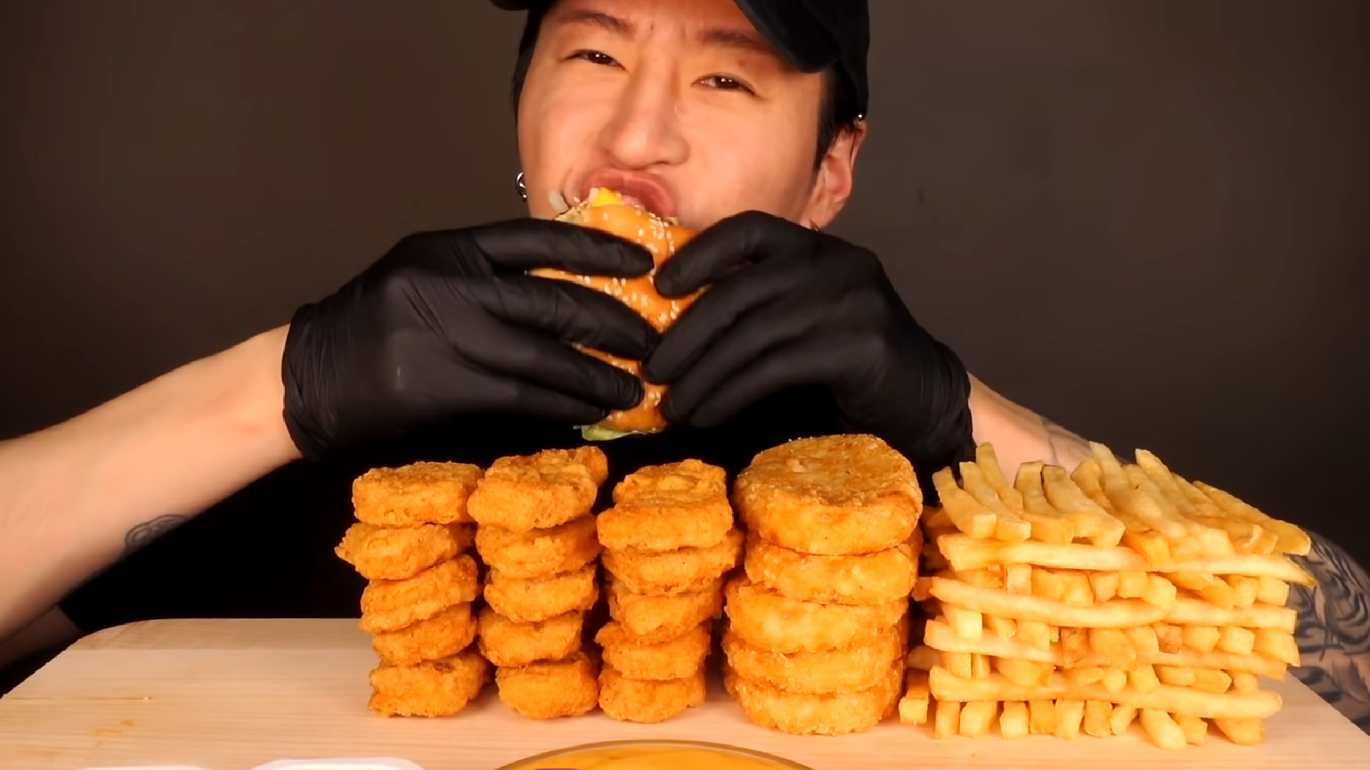 youtuber konzumujúci veľké množstvo jedla vo svojom videu