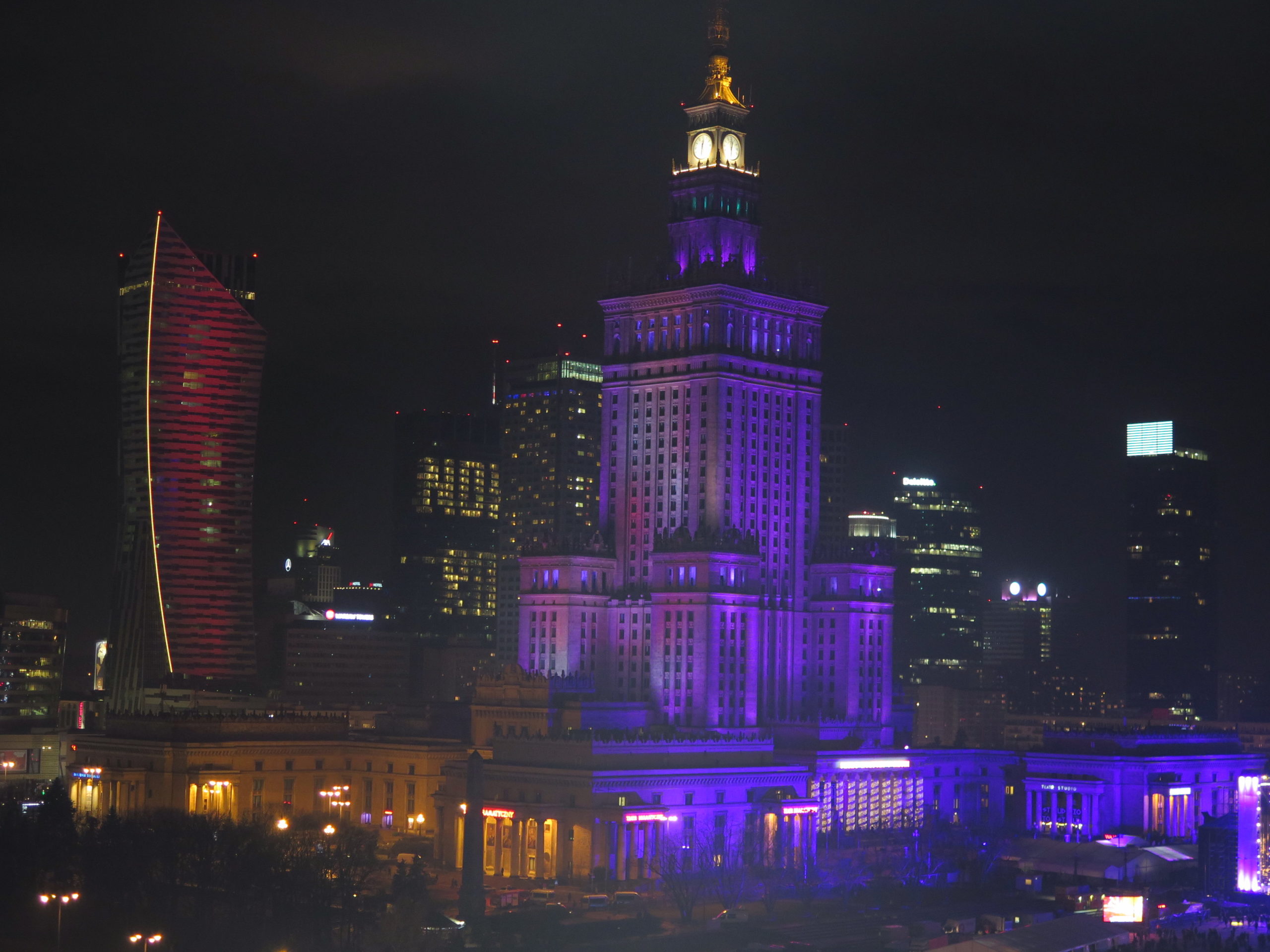 Palác vedy a kultúry Varšava osvetlený na modro