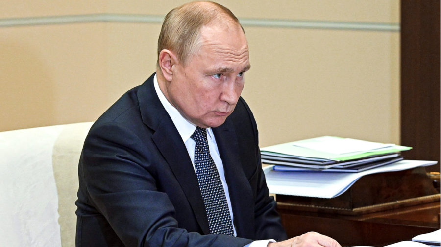 Fotografia Vladimira Putina, v jeho pracovni, z konca júla 2022.