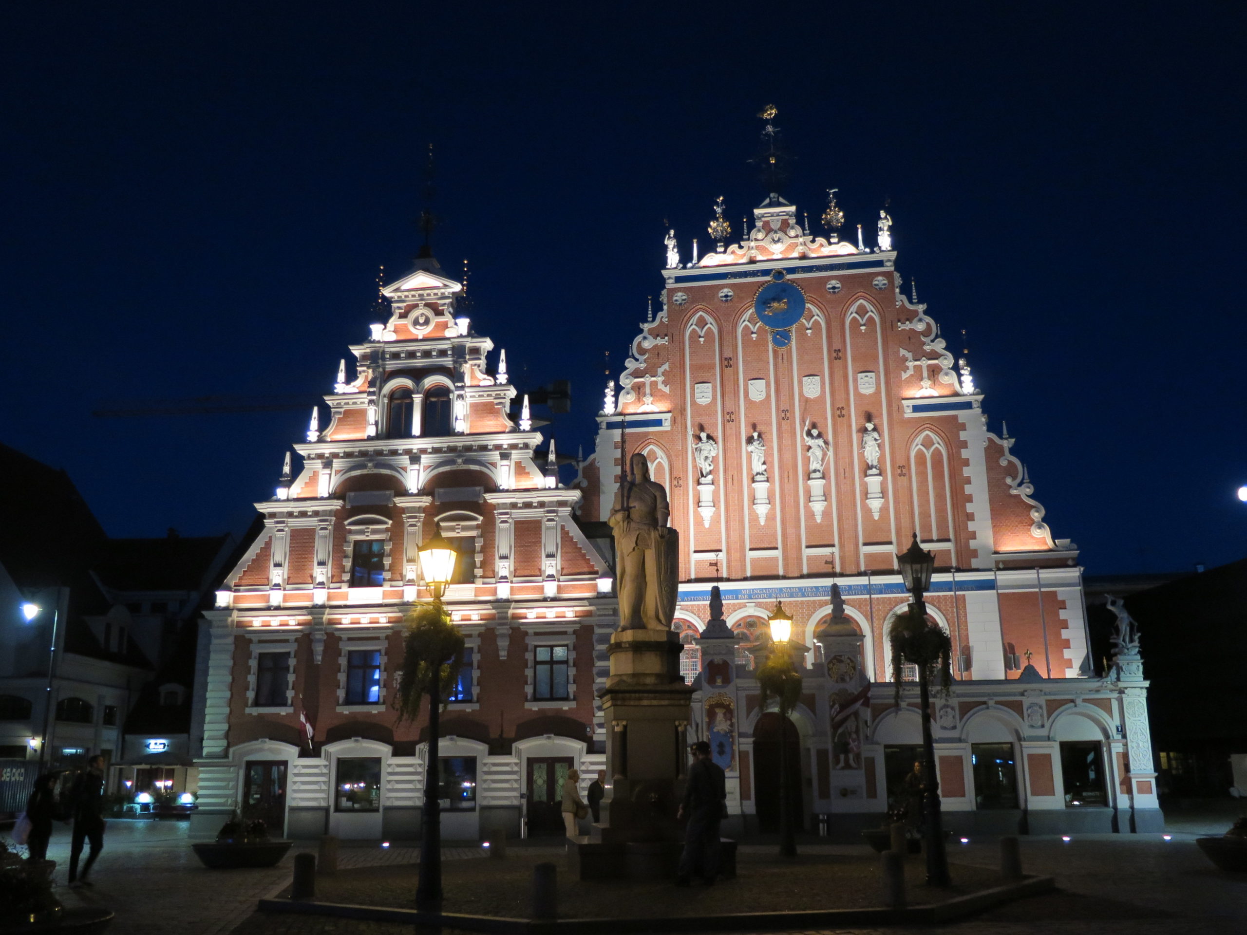 Dom čiernych hláv v Rige v noci a osvetlený