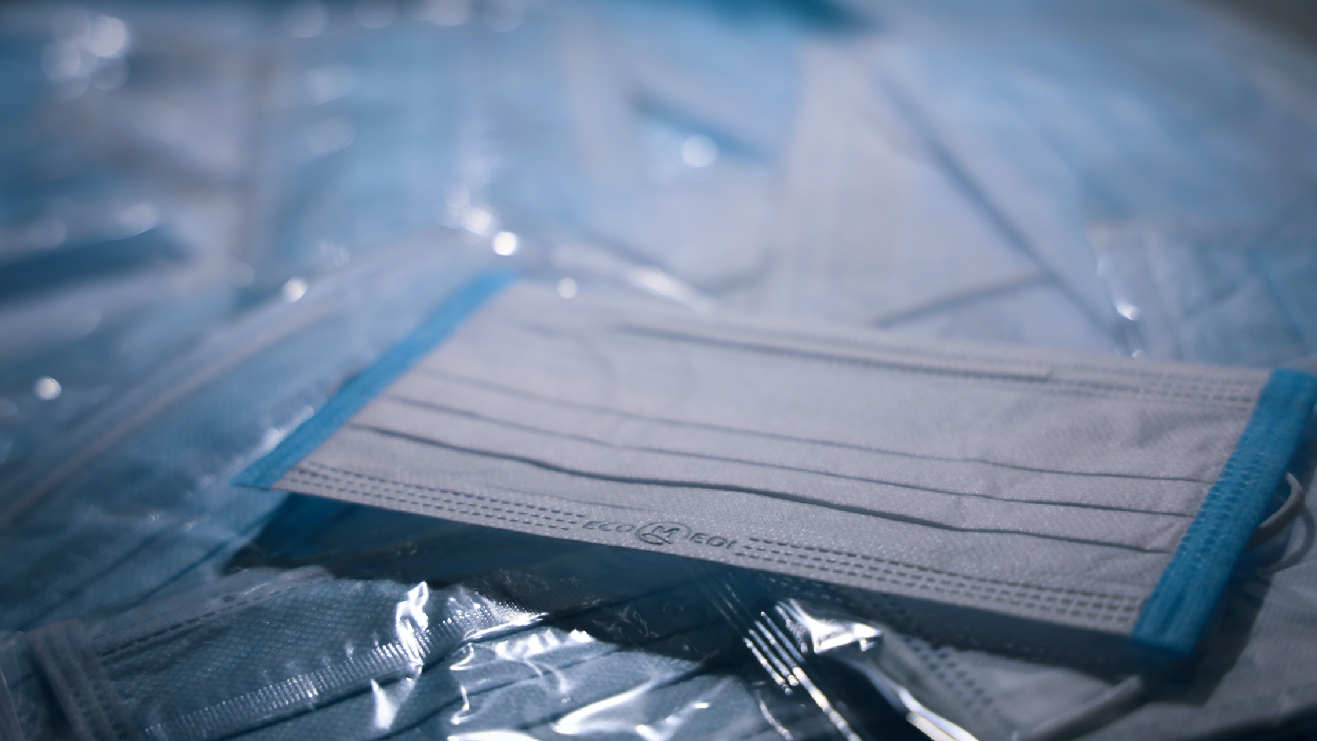 rúško ležiace na kope ďalších zabalených rúšok