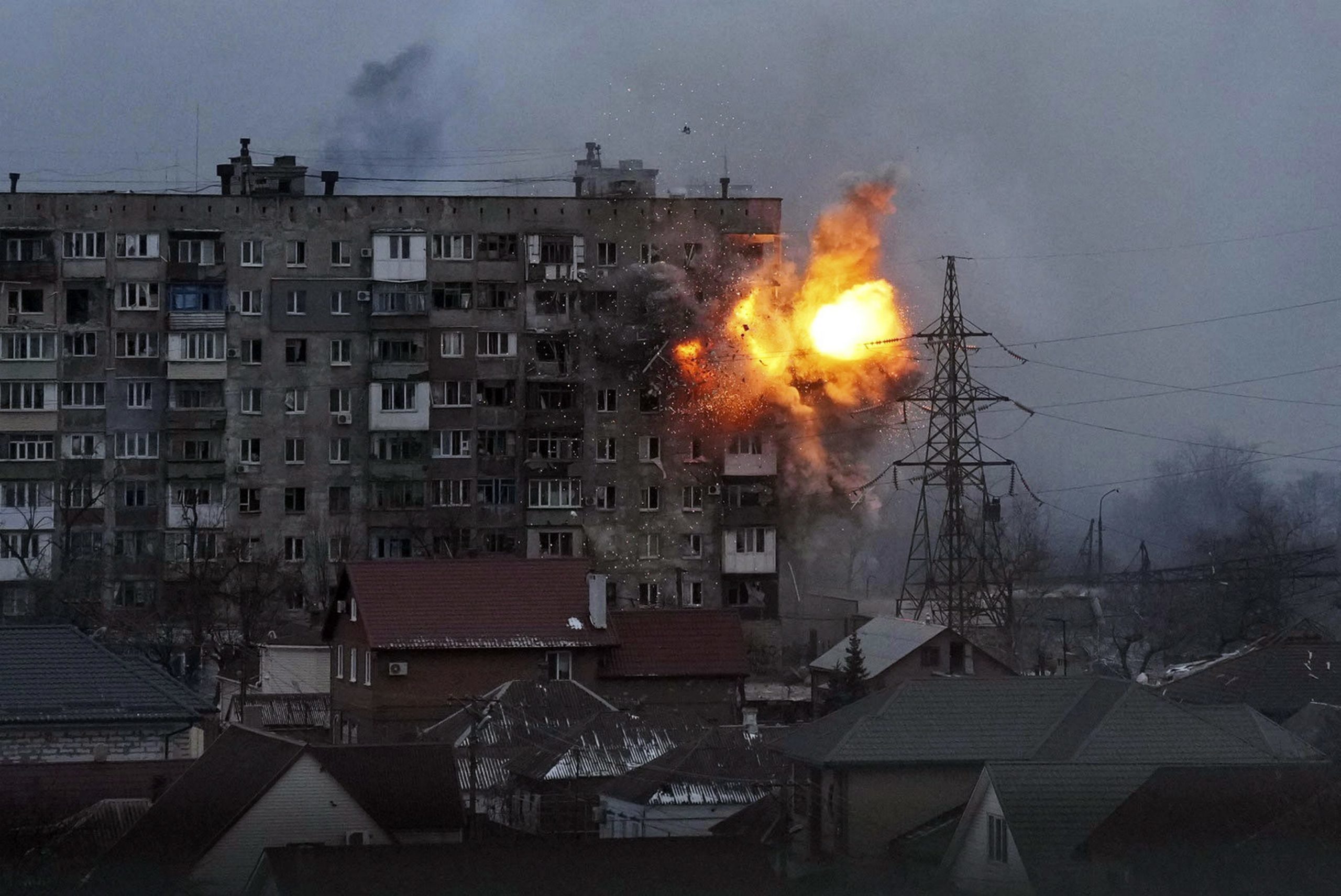 Obytvná butova v Mariupole zasiahnutá ruskou raketou v plameňoch