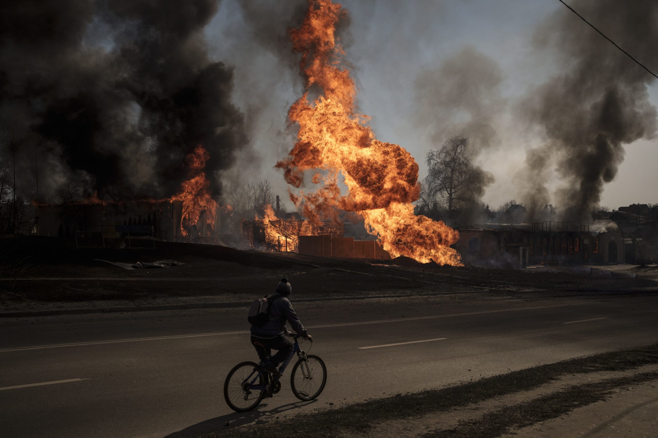 Horiace mesto Charkov za civilistom na bicykli