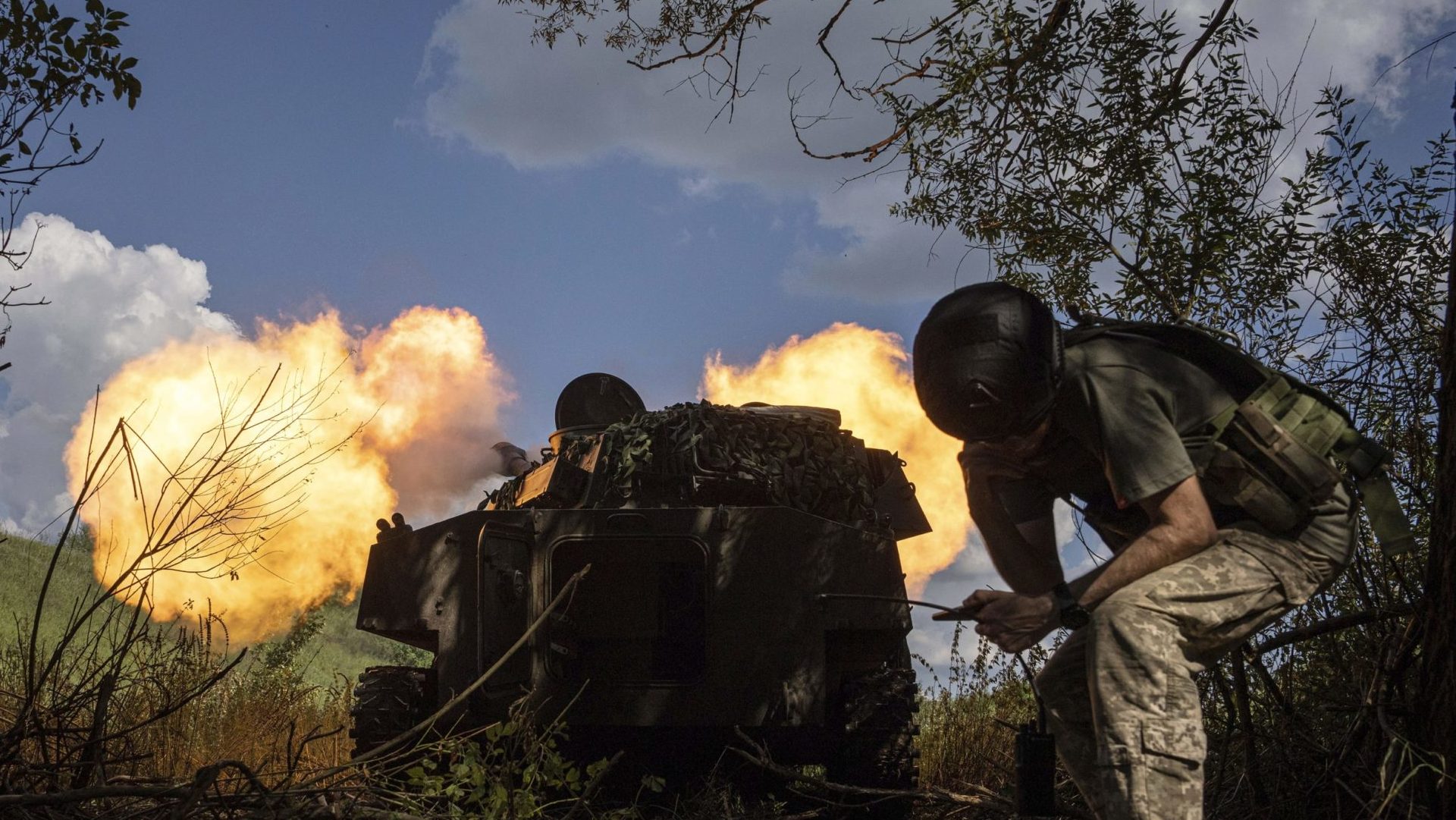 Ukrajinskí vojaci obsluhujú delostrelectvo neďaleko Charkova