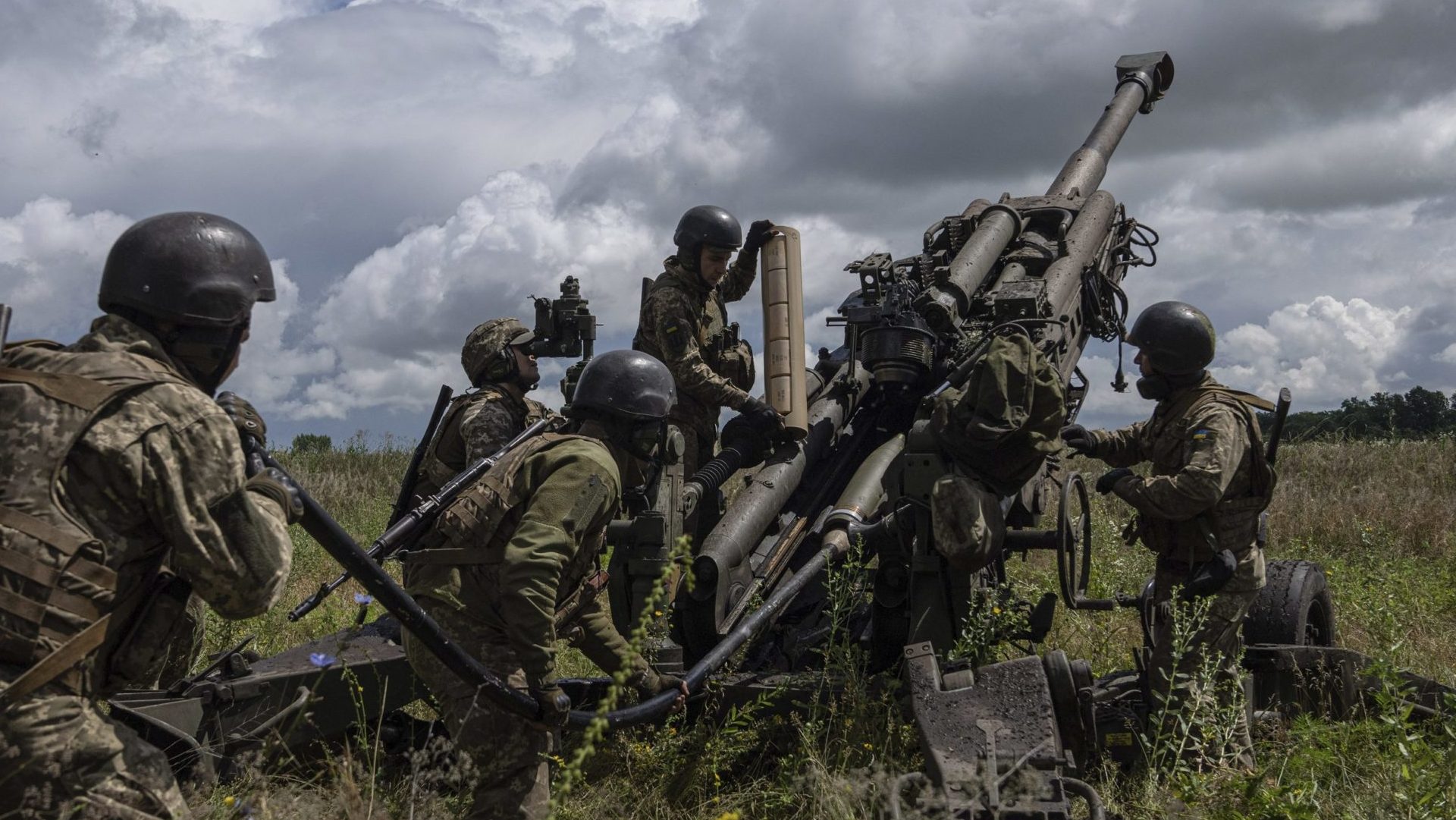Vojaci na Ukrajine pripravujú na útok húfnice