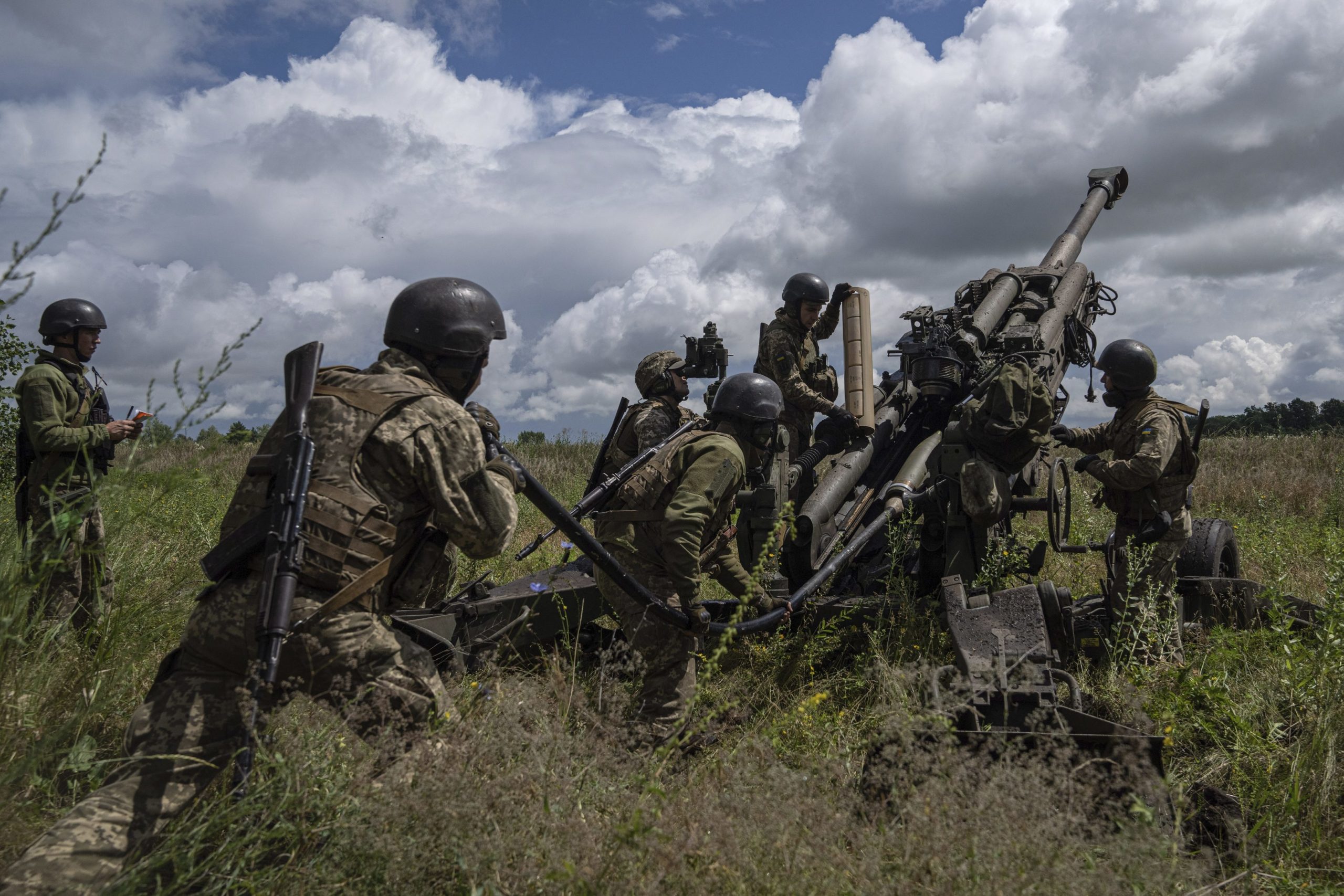 Vojaci na Ukrajine pripravujú na útok húfnice