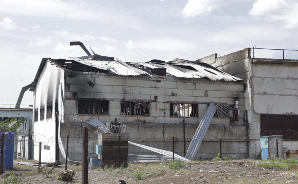Zničený sklad v Olenivke, v ktorom Rusi zdržiavali zajatcov pluku Azov