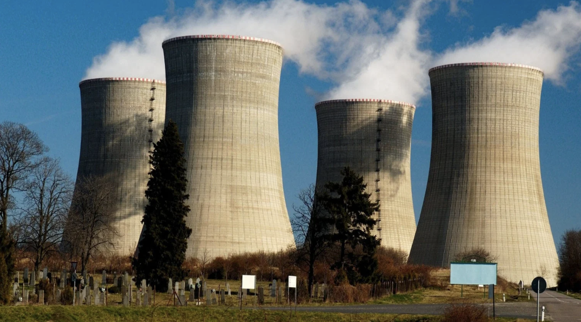 Na obrázku je jadrová elektráreň