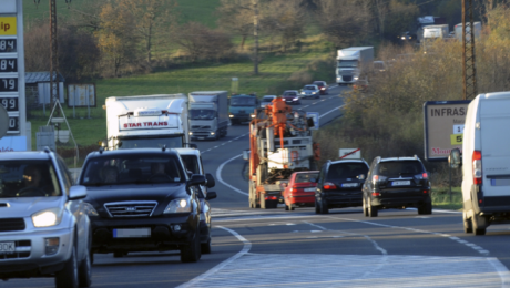 autá v kolóne na úseku cesty pod strečnom