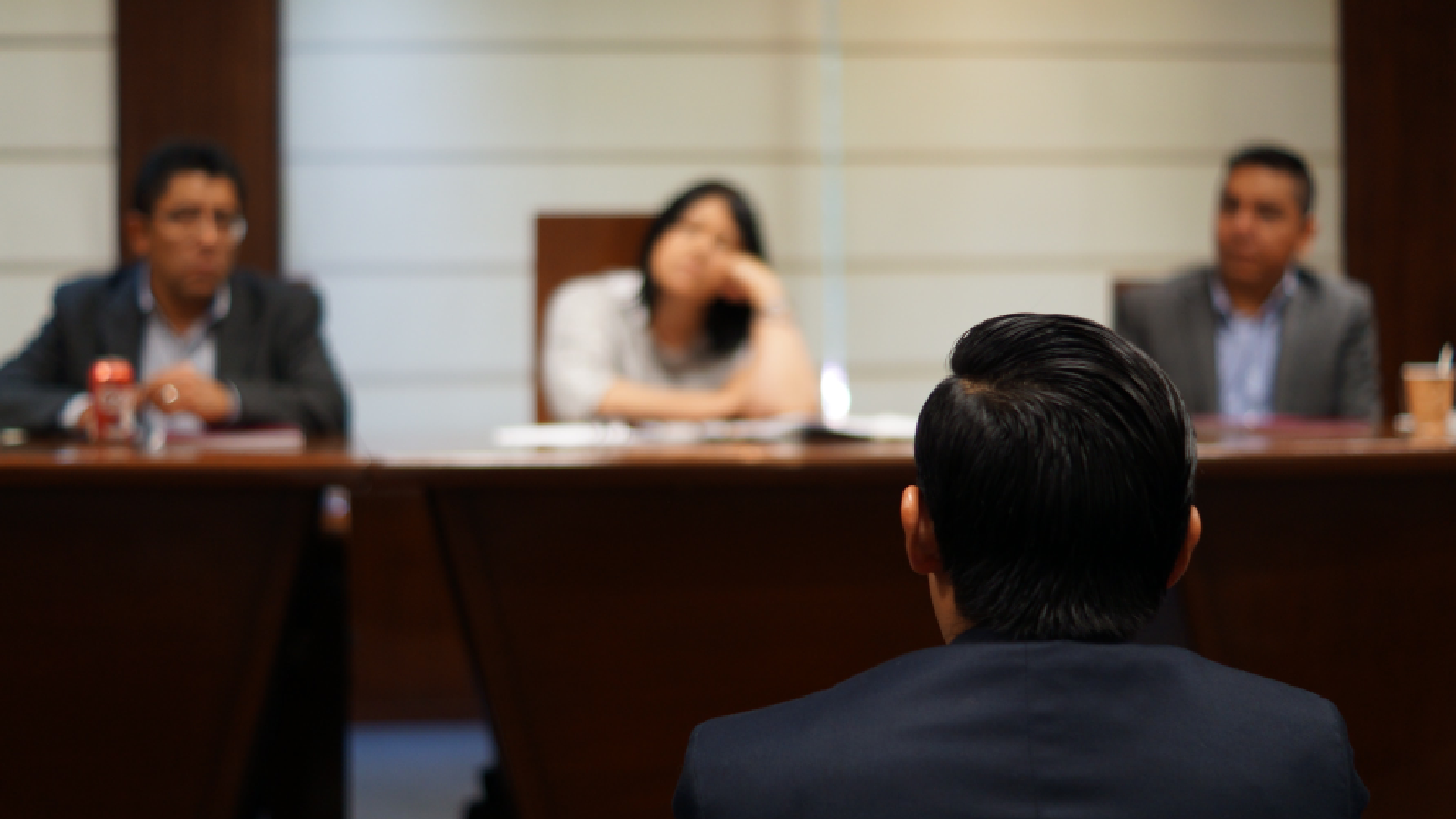 muž sediaci pred súdnou porotou