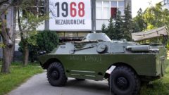 Na snímke obrnený transportér počas vernisáže výstavy Okupácia 1968.