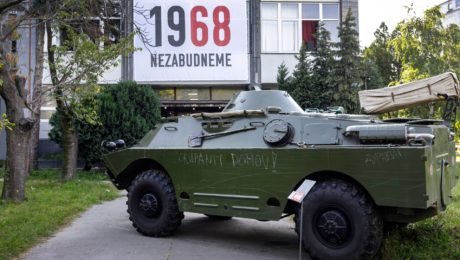 Na snímke obrnený transportér počas vernisáže výstavy Okupácia 1968.