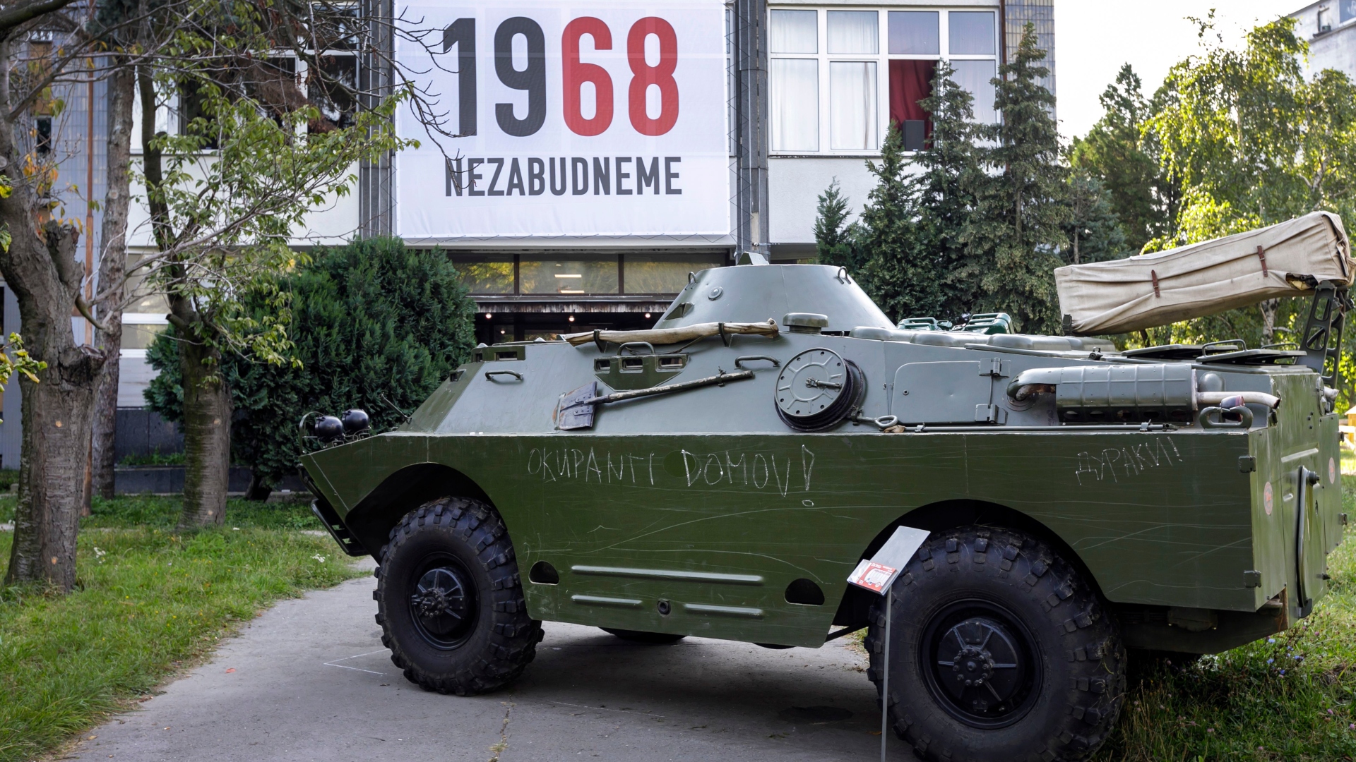 Na snímke obrnený transportér počas vernisáže výstavy Okupácia 1968.