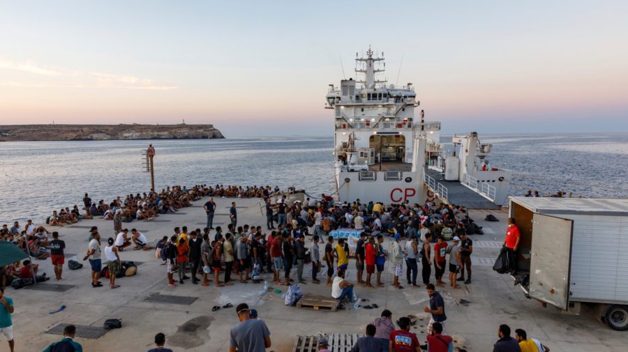 Migranti čakajú na nástup na loď talianskej pobrežnej stráže na sicílskom ostrove Lampedusa 3. augusta 2022. Počet migrantov v centre pre príjem migrantov, ktorého odporúčaná kapacita je 357 osôb, dosiahol 1500 osôb. Líder talianskej pravicovo populistickej strany Liga Matteo Salvini navštívi ostrov Lampedusa, ktorý sa stal jednou zo vstupných brán do Európy pre utečencov a migrantov z Afriky.