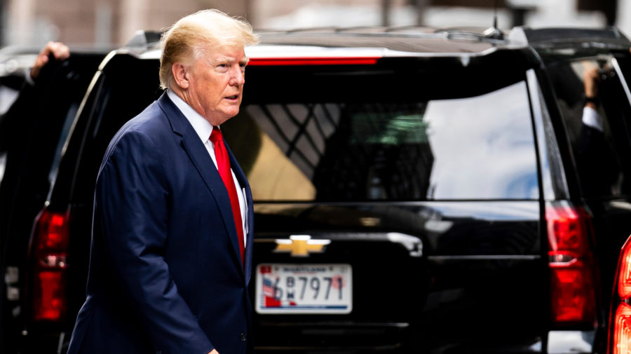 Donald Trump kráča pri aute