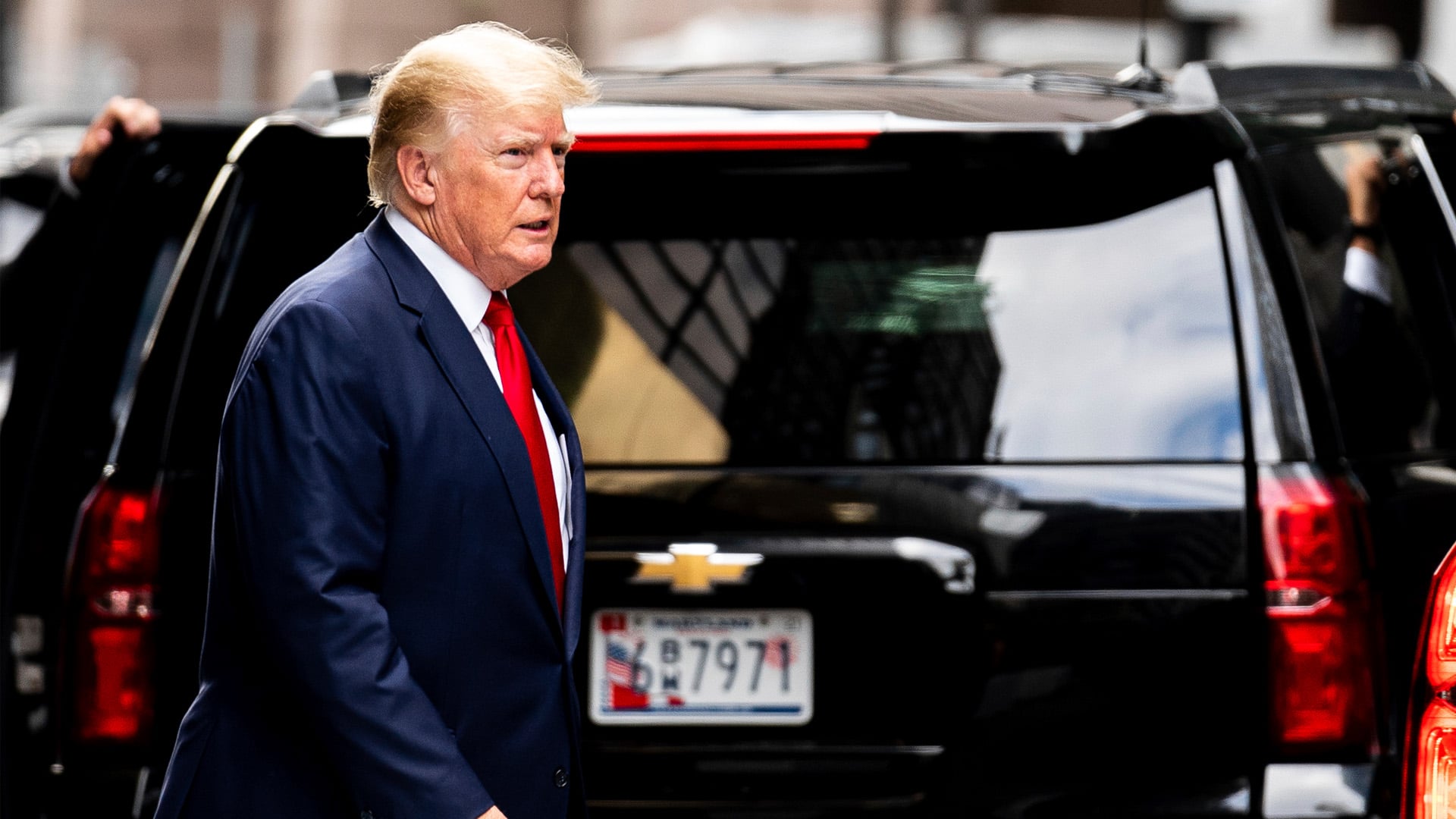 Donald Trump kráča pri aute