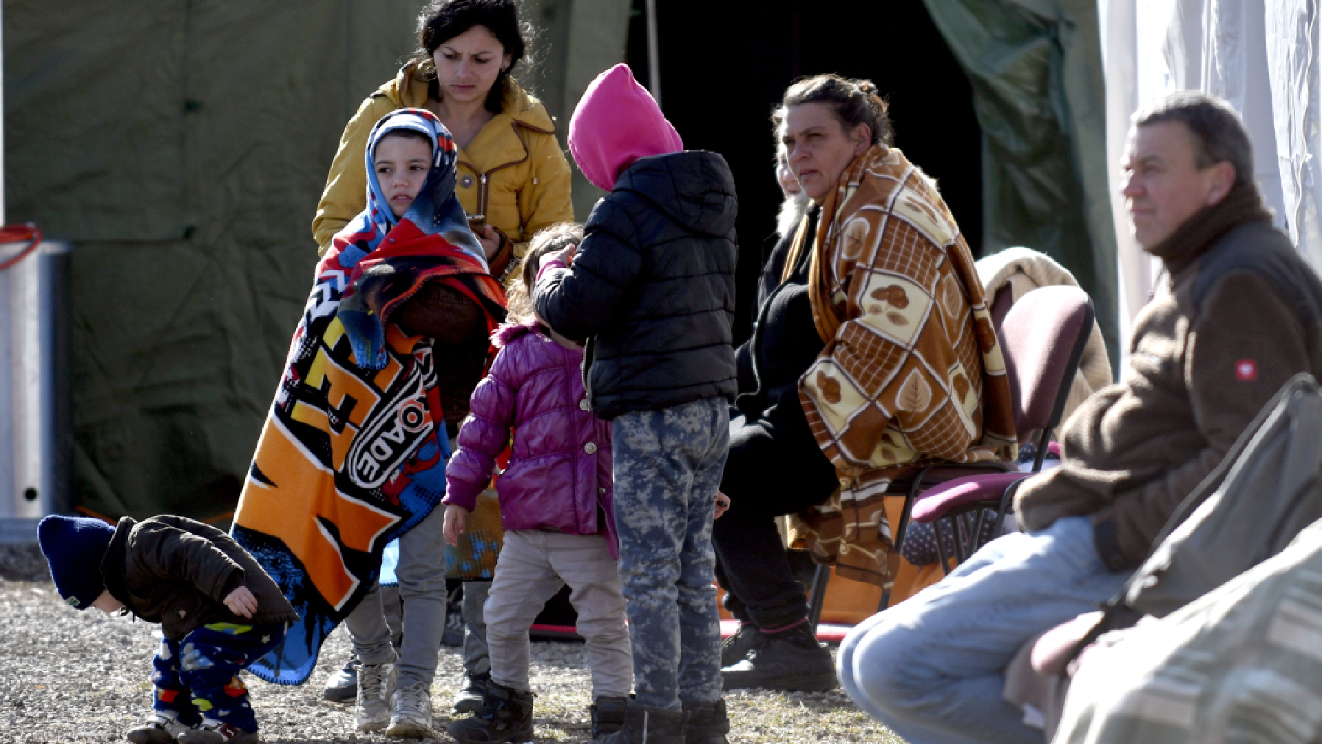 ženy s deťmi prichádzajúce na Slovensko z Ukrajiny v záchytnom stanovom tábore na slovenskej strane hraničného priechodu