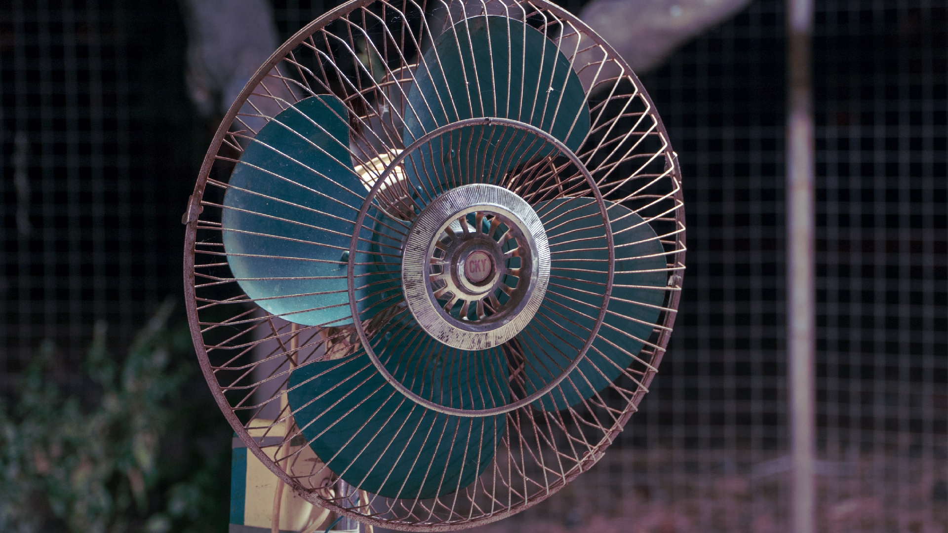 kovový ventilátor s modrou čepeľou